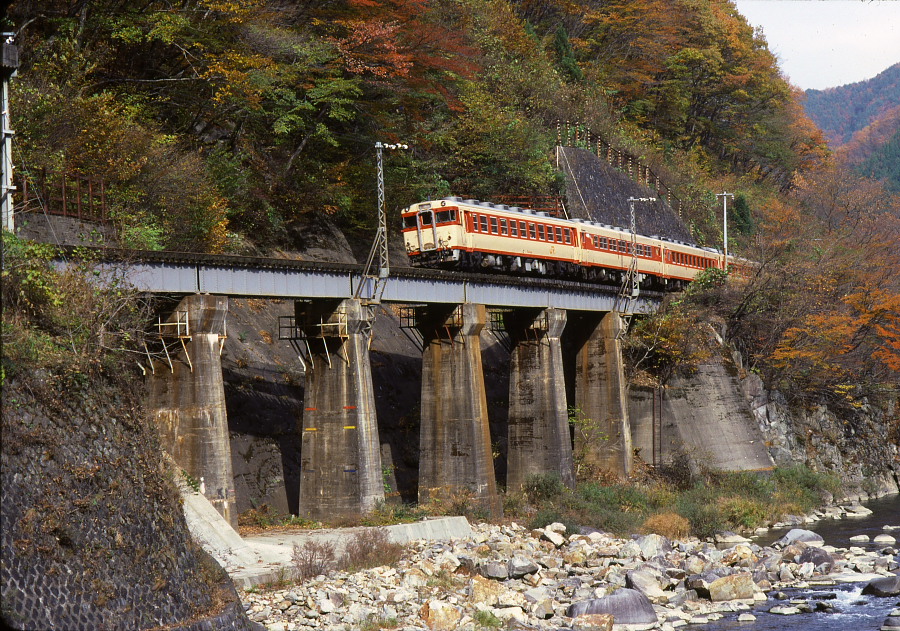 紅葉の飛騨路-1987年高山本線-(1)_b0190710_23241825.jpg