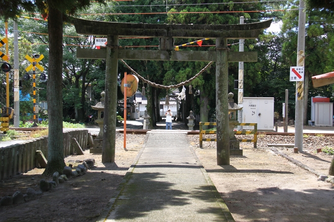 参道を何かが横切る神社　大原阿蘇神社_b0123359_2059930.jpg