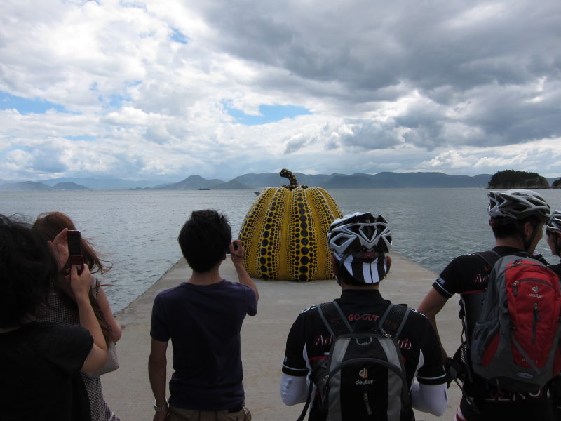 岡山のサイクリストの方々と新旧の見どころが詰まった宝島・直島を行くー2010夏・青春18切符の旅⑤_e0138081_1328259.jpg