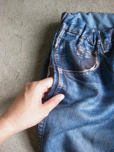 T.A.T.A. 9分丈のロールアップな転写デニムのスウェットパンツ