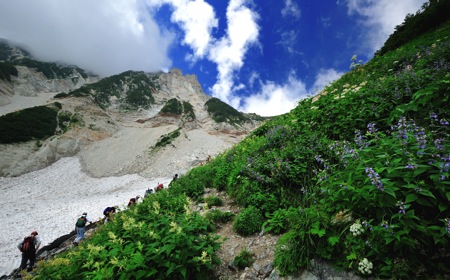 杓子岳.白馬鑓ケ岳も朝日に染まりやがて......._b0194185_234976.jpg