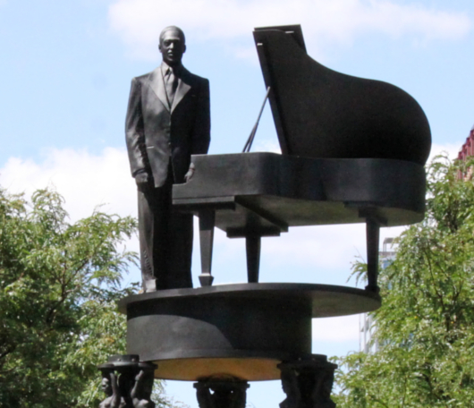 デューク・エリントンさんとグランドピアノの像 Duke Ellington Circle_b0007805_2234275.jpg