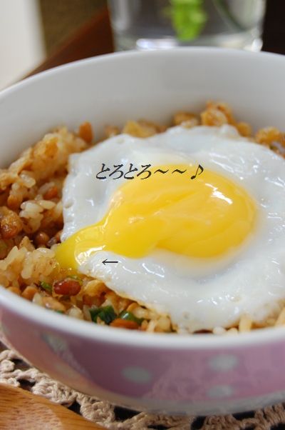 とろ~り半熟目玉焼き乗せ☆きつね入り納豆炒飯_d0104926_1231862.jpg