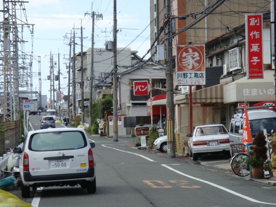 「オカンの嫁入り」線路沿い_d0106888_14352564.jpg