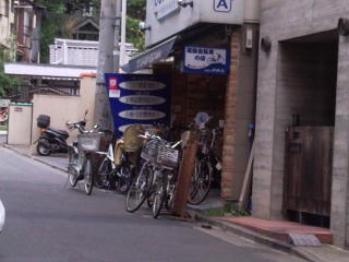 自転車のタイヤが寿命を迎え、交換。６年間ありがとうタイヤくん。その間、商店街散歩。_d0134102_12424385.jpg