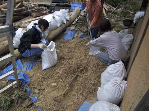 材料調達：土の救出 earth from Edo period (2)〜大藪家・門その１_b0205315_2451560.jpg