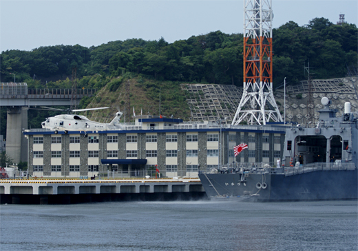 『YOKOSUKA軍港めぐり』満艦飾と電灯艦飾、そして…_e0150566_21542254.jpg