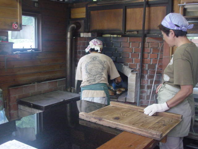 山奥の石釜パン屋さんと東京記_f0131000_1603061.jpg