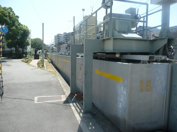 神戸市高潮対策事業 東川崎町工区防潮堤_b0118987_7422863.jpg