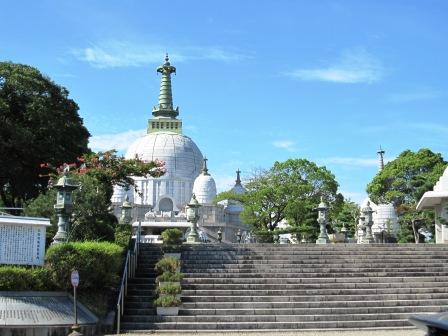 名古山霊園 仏舎利塔 カフェ ロッジ パルチザン