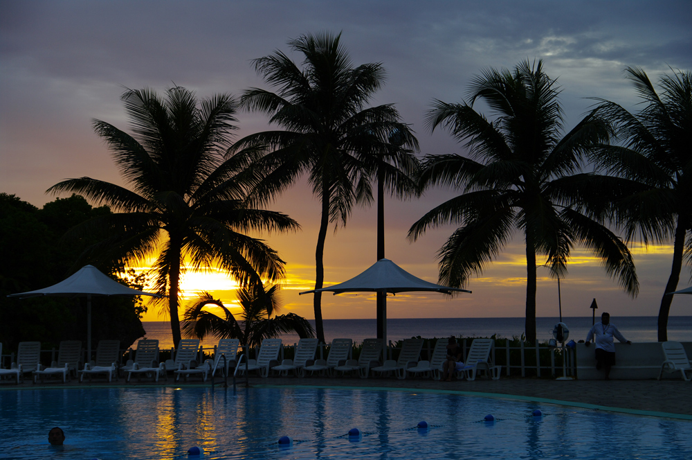 2010年夏のグアム旅行（６） ～ Resort Hotel ② 魅惑のサンセット～_c0223825_2252424.jpg