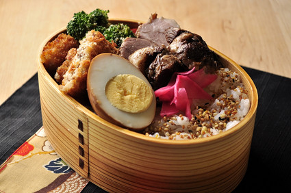 黒酢煮豚と煮玉子と葉山のコロッケ弁当_b0171098_8464647.jpg