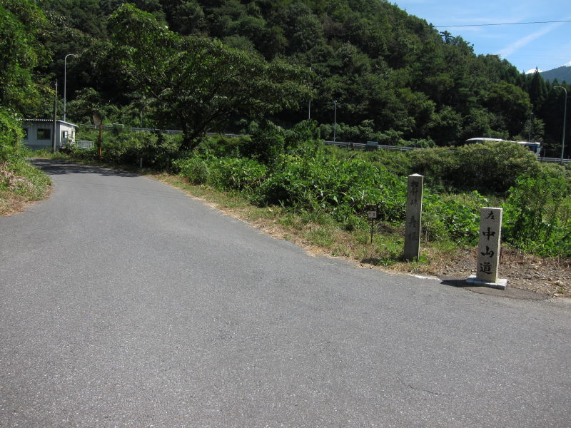 旧中山道をトレース、往時の雰囲気が色濃く残る愛知川～醒ヶ井ー2010夏・青春18切符5回目の旅②_e0138081_19375326.jpg