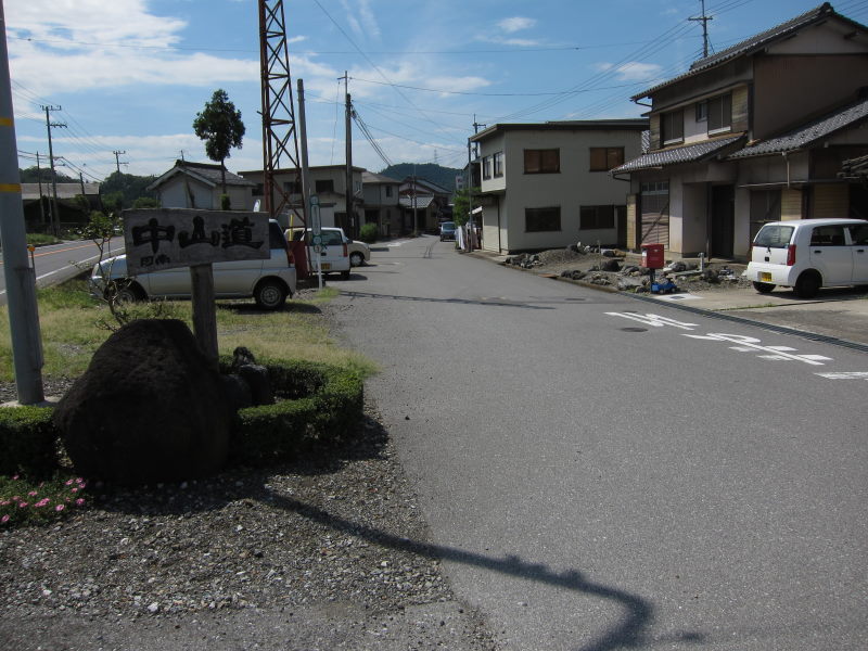 旧中山道をトレース、往時の雰囲気が色濃く残る愛知川～醒ヶ井ー2010夏・青春18切符5回目の旅②_e0138081_19595812.jpg