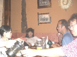 ソウル、インサドンの韓国風居酒屋「ウリナラ マンセ」で安海龍監督と出会う #432_e0068533_2351897.jpg
