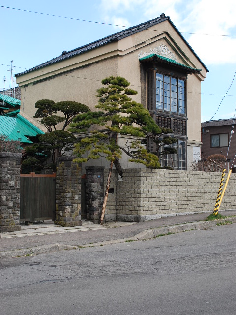 函館青柳町の蔵と洋館(函館坂のある町の風景)_f0142606_17383820.jpg