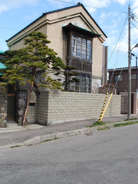 函館青柳町の蔵と洋館(函館坂のある町の風景)_f0142606_1742404.jpg