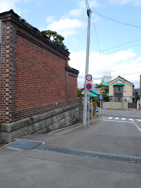 函館青柳町の蔵と洋館(函館坂のある町の風景)_f0142606_17582826.jpg