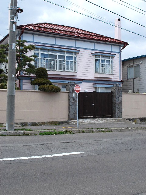 函館青柳町の蔵と洋館(函館坂のある町の風景)_f0142606_1842017.jpg