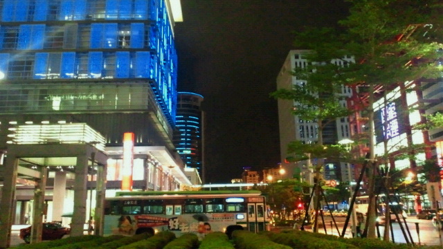 台北・再開発地区の信義新天地の夜_a0151913_215898.jpg