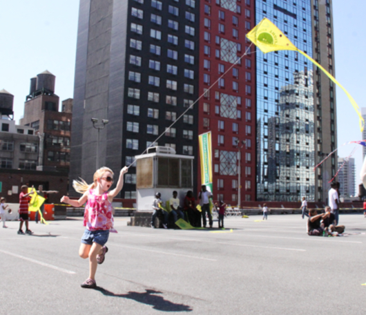 NYミッドタウンのビル屋上で、大盛況の凧揚げ大会 Kite Flight_b0007805_20562485.jpg