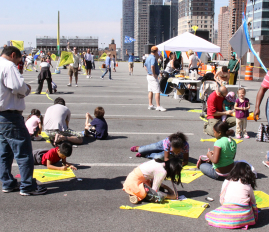 NYミッドタウンのビル屋上で、大盛況の凧揚げ大会 Kite Flight_b0007805_2056503.jpg