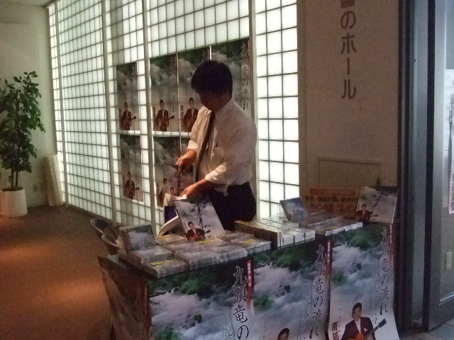 先週の写真をご覧下さい。_e0119092_19324726.jpg