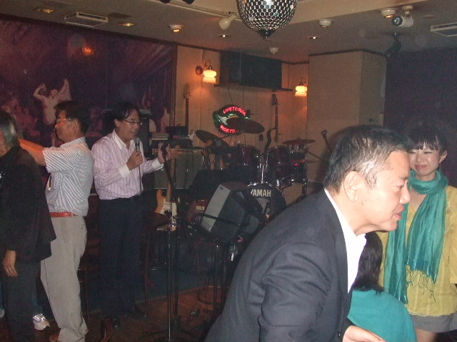 先週の写真をご覧下さい。_e0119092_20101245.jpg