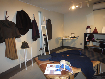 郷裕隆の衣服展28日まで_e0109554_12512763.jpg