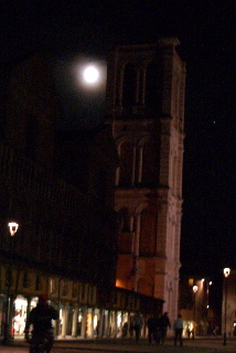 ドゥーモの鐘楼とお月さま_a0169172_18323864.jpg