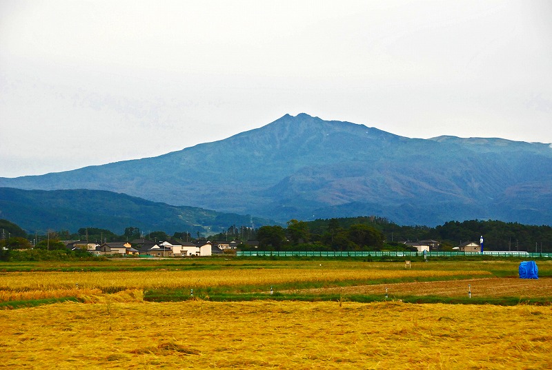 今日の日本海と鳥海山_f0121379_1815765.jpg