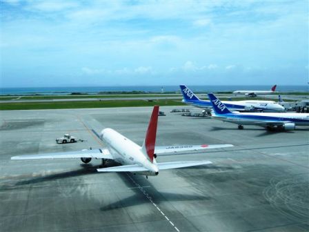 那覇空港で・・・_c0172180_9453681.jpg