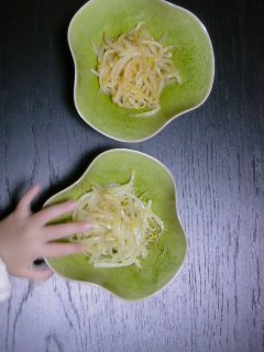 もやしの和え物、多国籍風。_f0177295_12534561.jpg