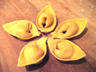 手打ちパスタ：カッペラッチ（Cappellacci)を作る_c0221773_21184360.jpg