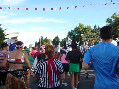 メドックマラソンツアーDay3 メドックマラソン2010 Start~11km_d0113725_0362775.jpg