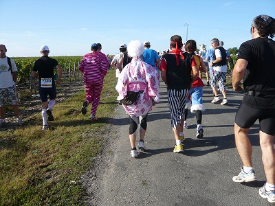 メドックマラソンツアーDay3 メドックマラソン2010 Start~11km_d0113725_0412442.jpg