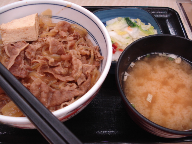 吉野屋の牛鍋丼_e0149427_8363150.jpg