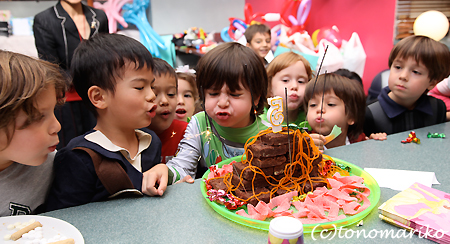 消えないろうそく。お誕生パーティー!_c0024345_4383898.jpg