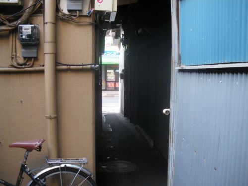 広尾の裏路地を歩く_b0206463_21111119.jpg