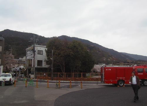 ●嵐山駅前の変化、その５０（駅舎、広場）_d0053294_9595910.jpg