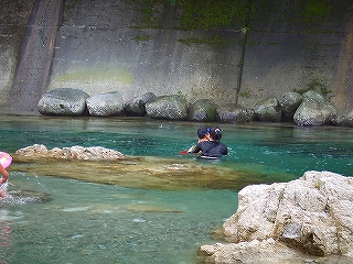 最高に暑かったこの夏…清流付知川の水遊び_b0123970_150513.jpg