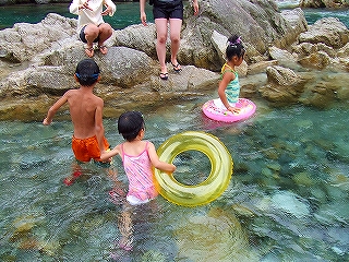 最高に暑かったこの夏…清流付知川の水遊び_b0123970_1581490.jpg