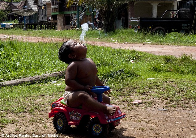 ★1歳8ヶ月の男児が喫煙しても合法な国　インドネシア_a0028694_10273897.jpg