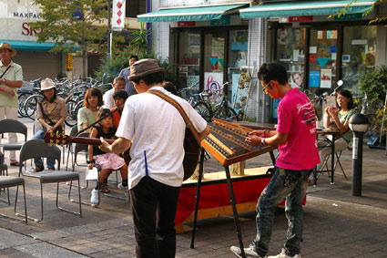 町がお酒と音楽にあふれる_f0127806_1954550.jpg