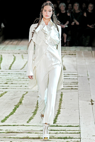 Alexander McQueen Spring 2011_b0204424_1639353.jpg