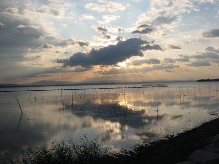 夕焼けのトラジメーノ湖_f0234936_2244434.jpg