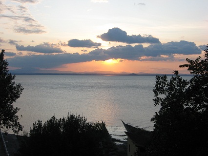 夕焼けのトラジメーノ湖_f0234936_22465112.jpg