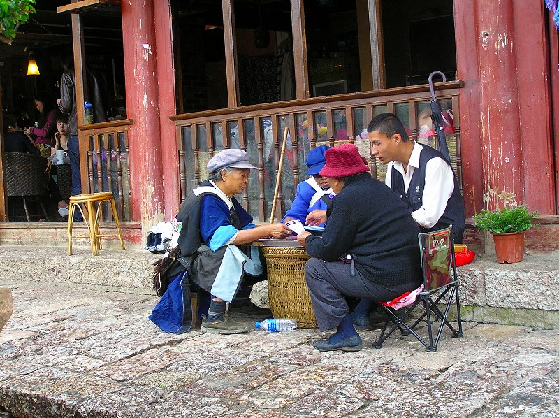 麗江旧市街[四方街」でのんびりお茶を飲む。_e0149151_9124477.jpg