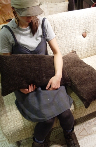 便利なそで机、入荷!オリジナルクッション、完成!!_a0096367_2116327.jpg