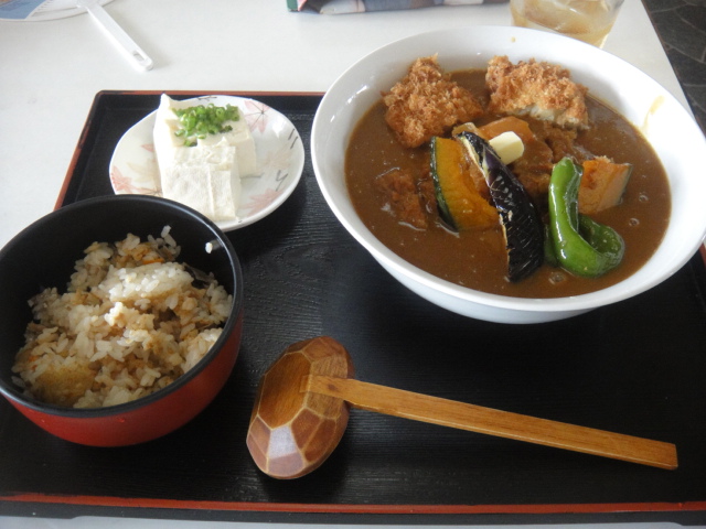 旭の美味しい饂飩屋さん、この日はカツカレー饂飩に大好物のコロッケのトッピングです。_d0179736_1755970.jpg